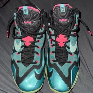 Lebron 11 size 8.5men